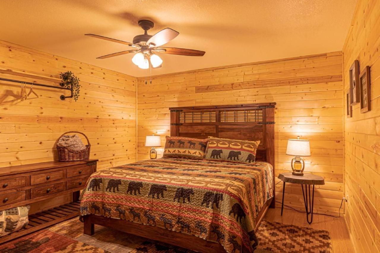 Chalet #6 Bobcat Bunkhouse - Pet Friendly - King Bed - Sleeps 4 Payson
