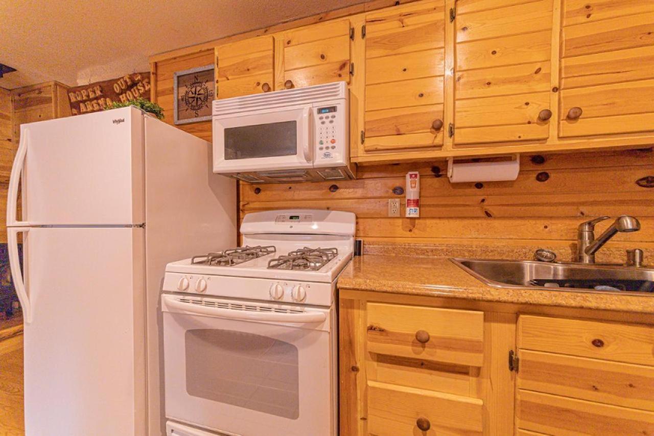 Chalet #6 Bobcat Bunkhouse - Pet Friendly - King Bed - Sleeps 4 *
