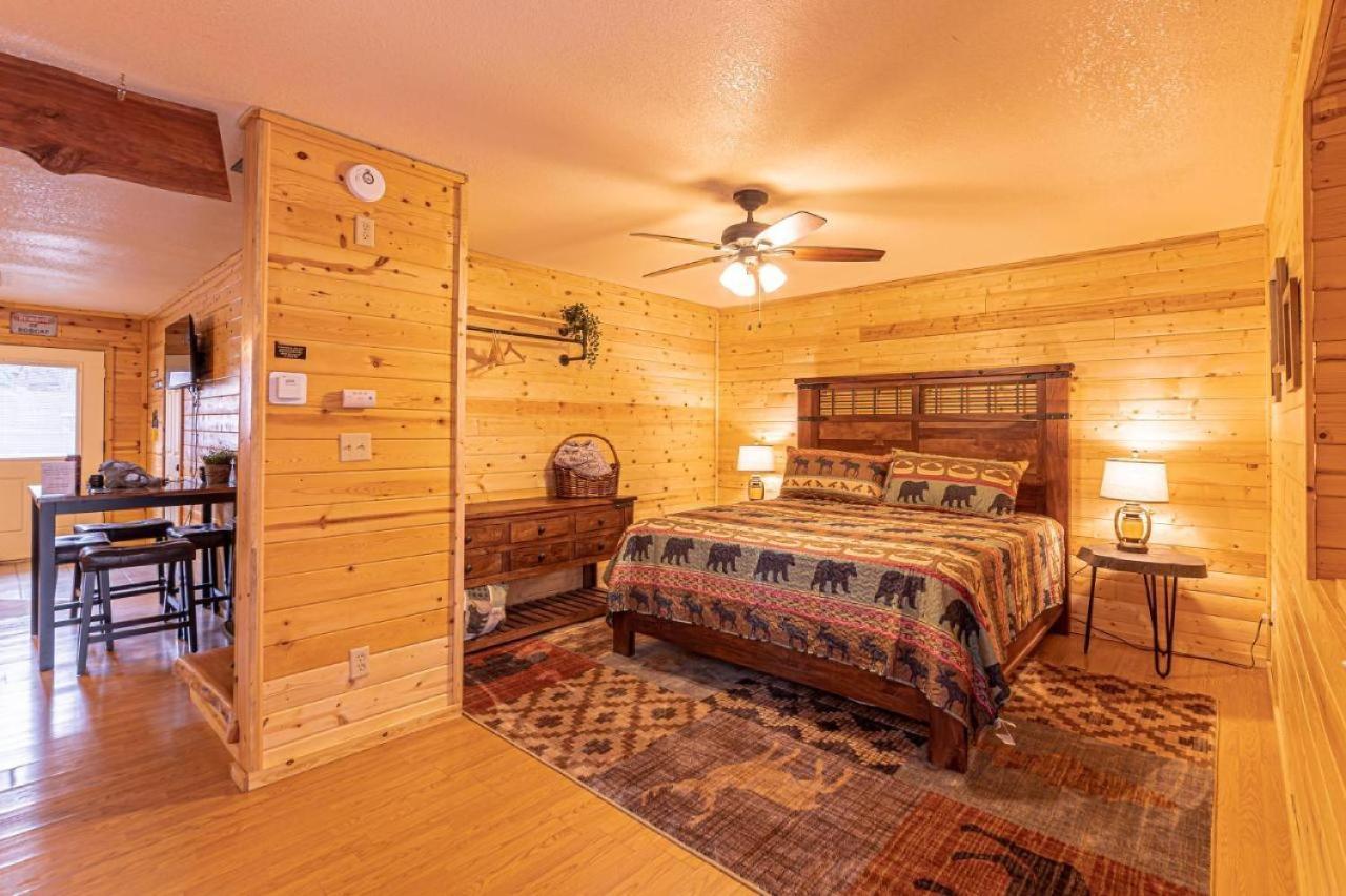 #6 Bobcat Bunkhouse - Pet Friendly - King Bed - Sleeps 4 * Payson