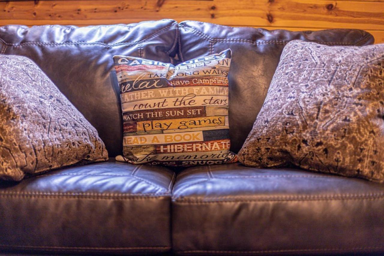 Chalet #6 Bobcat Bunkhouse - Pet Friendly - King Bed - Sleeps 4