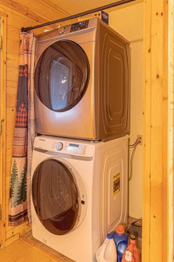 #6 Bobcat Bunkhouse - Pet Friendly - King Bed - Sleeps 4 Chalet