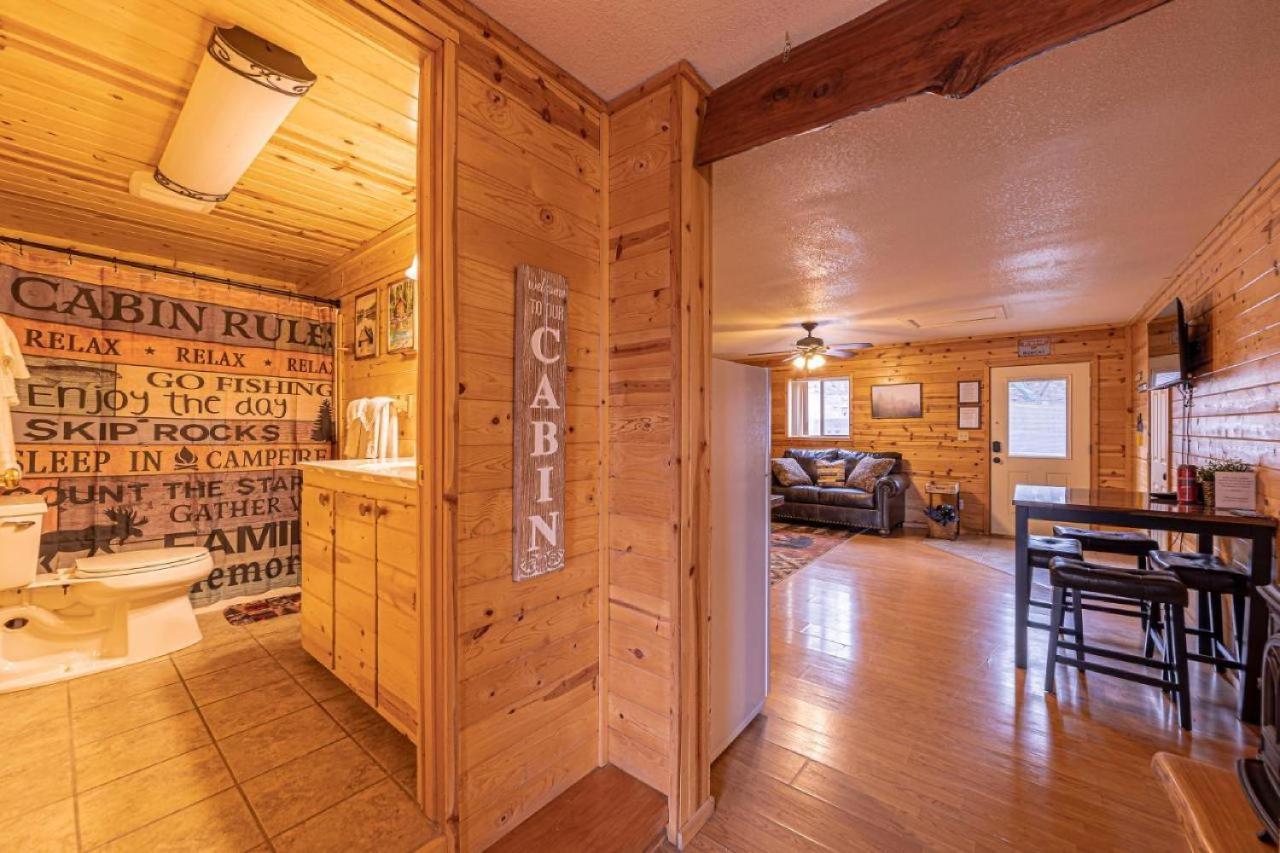 Chalet #6 Bobcat Bunkhouse - Pet Friendly - King Bed - Sleeps 4 *