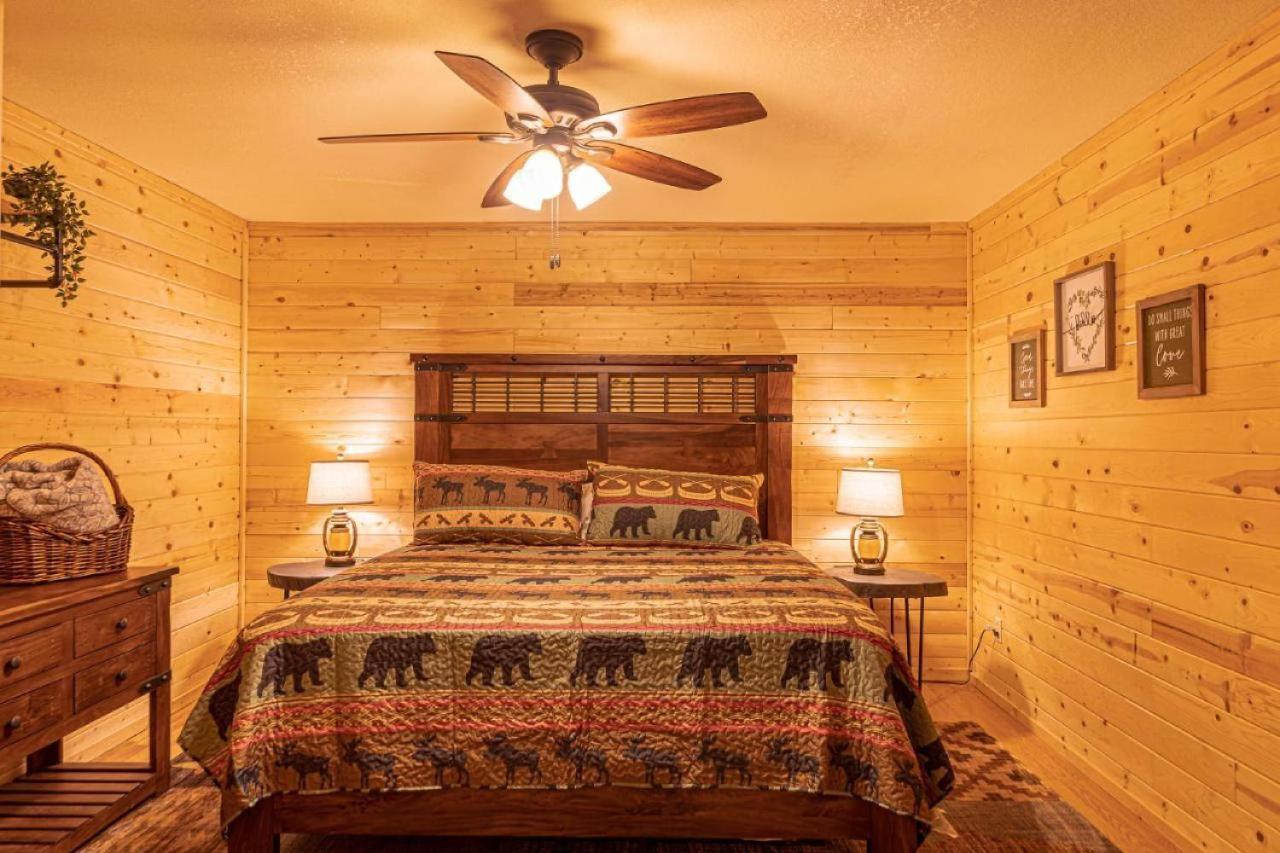 Chalet #6 Bobcat Bunkhouse - Pet Friendly - King Bed - Sleeps 4